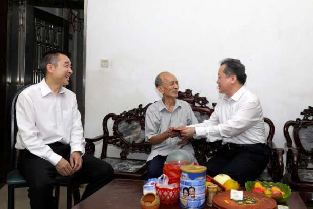 要闻 省委教育工委书记、省教育厅厅长景李虎慰问我校老党员