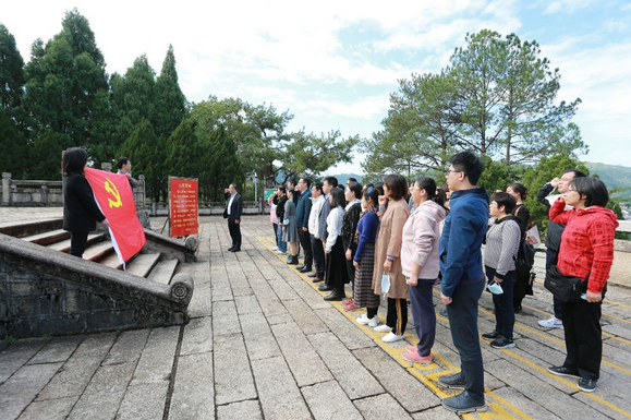 学员们在三河坝战役烈士纪念碑前重温入党誓词 image.png